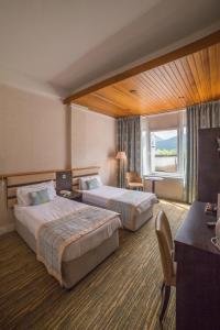 Postel nebo postele na pokoji v ubytování Arrochar Hotel 'A Bespoke Hotel'