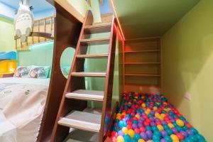 Pograd oz. pogradi v sobi nastanitve Kids Fun B&B