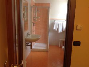 Koupelna v ubytování Hotel Persico + 27 fotografií