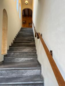 - un escalier dans un bâtiment doté d'un lustre dans l'établissement Mesón de las Delicias, à Cuernavaca