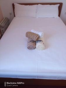 dos rollos de toallas en una cama en Sardinia lux house, en Sardínia