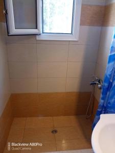 baño con ducha con lavabo y ventana en Sardinia lux house, en Sardínia 26 fotos más