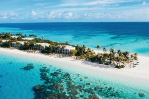 妮兰朵南环礁Riu Atoll-All Inclusive的海滩度假村的鸟瞰图