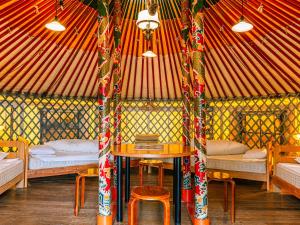 Postel nebo postele na pokoji v ubytování 直島町ふるさと海の家 つつじ荘 -SeaSide Park Stay Tsutsujiso- + 37 fotografií
