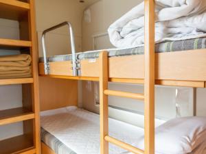 直島町ふるさと海の家 つつじ荘 -SeaSide Park Stay Tsutsujiso-客房内的一张或多张双层床