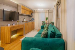 A kitchen or kitchenette at La Palace Exclusive Design