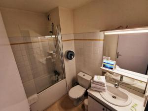 La salle de bains est pourvue de toilettes, d'un lavabo et d'une douche. dans l'établissement Hôtel de La Poste, à La Cavalerie