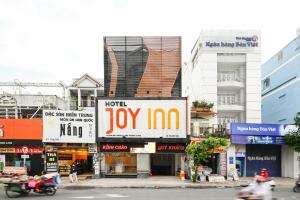 una calle de la ciudad con muchas señales en los edificios en Joy Inn Cong Hoa Hotel en Ho Chi Minh