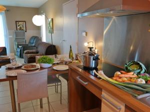 une cuisine avec une table et de la nourriture sur un comptoir dans l'établissement Gîte Culey, 3 pièces, 4 personnes - FR-1-585-24, à Culey