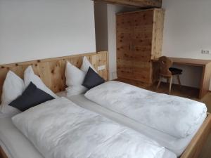 Postel nebo postele na pokoji v ubytování Bauernhof - Appartement beim Zefferer