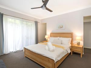 Giường trong phòng chung tại Calypso - 4 Mins Walk to Beach - Community Pool