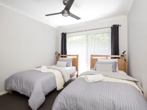 Giường trong phòng chung tại Calypso - 4 Mins Walk to Beach - Community Pool