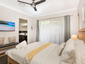 Giường trong phòng chung tại Calypso - 4 Mins Walk to Beach - Community Pool