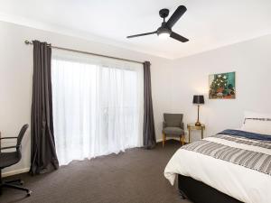 Giường trong phòng chung tại Calypso - 4 Mins Walk to Beach - Community Pool