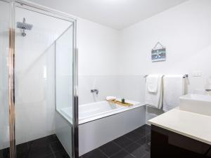 Phòng tắm tại Calypso - 4 Mins Walk to Beach - Community Pool