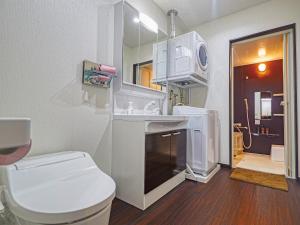 un bagno bianco con un water e un lavandino di Terrace Resort Mihama Chatan a Chatan Altre 59 foto