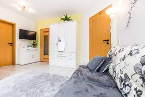 - une chambre avec un lit et une grande armoire blanche dans l'établissement Apartment in Bergisch Gladbach, à Bergisch Gladbach