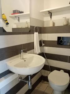 Ένα μπάνιο στο Einaudi 56 Guest House