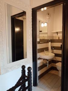 Ένα μπάνιο στο Einaudi 56 Guest House