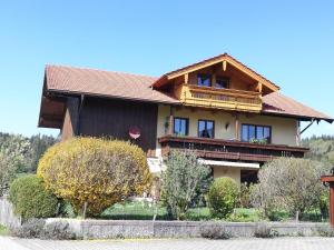 una grande casa in legno con tetto marrone di Ferienwohnung Nitzinger ad Anger
