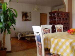 comedor con mesa y 4 sillas en Apartments Cerin, en Fažana