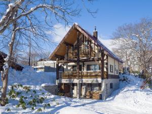 une maison avec une terrasse dans la neige dans l'établissement Koho, à Niseko