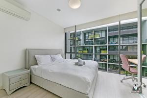 a bedroom with a bed and a desk and a chair at KOZYGURU MASCOT 2 BED APT FREE DOUBLE-PARKING NMA629 in Sydney