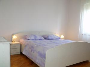 A bed or beds in a room at Apartments Cerin