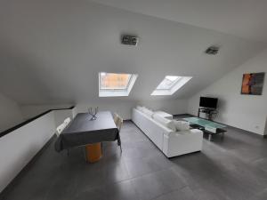 sala de estar con sofá y mesa en COSYLOFT APARTMENT, en Boevange-sur-Attert