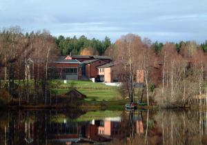 ein großes Gebäude neben einem Wasserkörper in der Unterkunft Sørmarka Konferansehotell in Siggerud