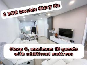 Yong Peng的住宿－Entire 4 BDR white house @ Yong Peng，客厅配有白色家具和电视