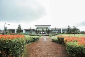ein Gebäude mit einem gemauerten Gehweg in einem Garten in der Unterkunft A2J Executive Studio Suite near Skyranch & Malls Tagaytay in Tagaytay