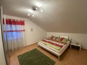 a bedroom with a bed and a ceiling fan at Ferienwohnung Bellissima in Ering