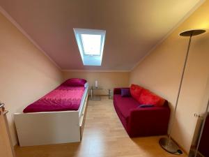 a small room with a bed and a couch at Ferienwohnung Bellissima in Ering