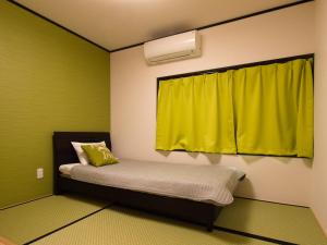 Postel nebo postele na pokoji v ubytování Guest House Suzumeno Kakurembo
