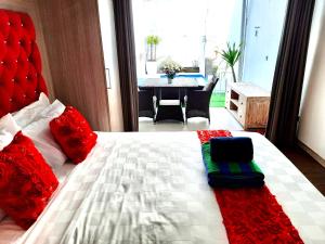 Кровать или кровати в номере Kuta Regency B10 One Bedroom Villa