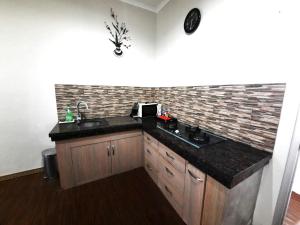 Кухня или мини-кухня в Kuta Regency B10 One Bedroom Villa
