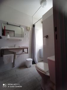 Koupelna v ubytování hotel l'échappée d'oléron
