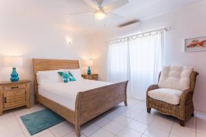 Ένα ή περισσότερα κρεβάτια σε δωμάτιο στο Coralito Bay Suites & Villas