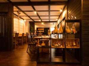 Majoituspaikan Guest House Suzumeno Kakurembo ravintola tai vastaava paikka