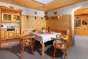 eine Küche mit einem Tisch und Stühlen im Zimmer in der Unterkunft Ferienhaus Angerer in Berchtesgaden