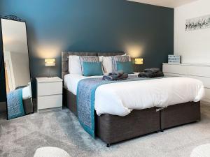 En eller flere senge i et værelse på The Chaucer - Modern 3 Bed Home with parking close to city centre