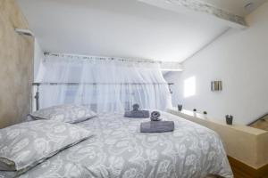 En eller flere senge i et værelse på Charmant T3 vue Golf