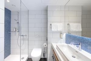 Ett badrum på Holiday Inn Express - Berlin - Alexanderplatz, an IHG Hotel