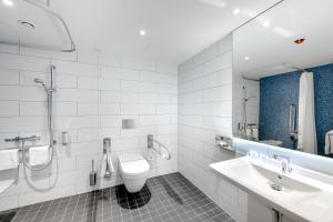 Bathroom sa Holiday Inn Express - Berlin - Alexanderplatz, an IHG Hotel