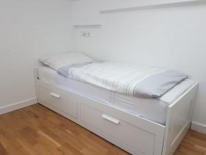 a white bed with white sheets on top of it at Ferienwohnung Rainer in Fieberbrunn