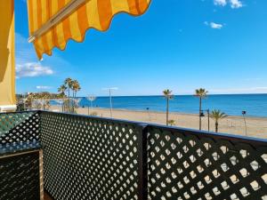 un balcone con vista sulla spiaggia di Vistamar Estepona a Estepona