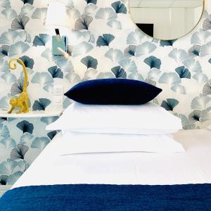 Llit o llits en una habitació de Hôtel Gaspard