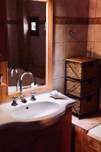 y baño con lavabo y espejo. en The Old House Cottage en Malia