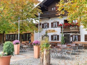 um edifício com mesas e cadeiras num pátio em Landhotel Kistlerwirt em Bad Feilnbach